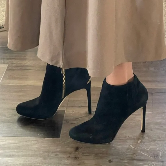 Micheal Kors Velvet Black Ankled High Heels Boots Size 8 1/2M - Picture 3 of 17